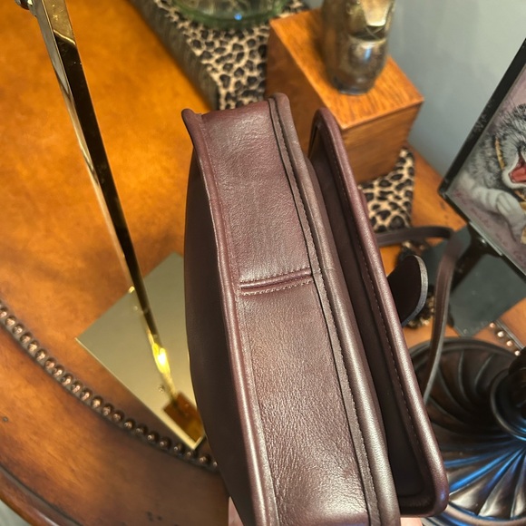 Coach Vintage Station Mahogany 1005-336
Made in US - Picture 4 of 12